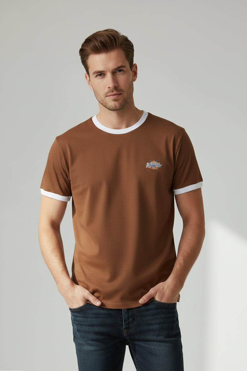 Tricou la baza gatului