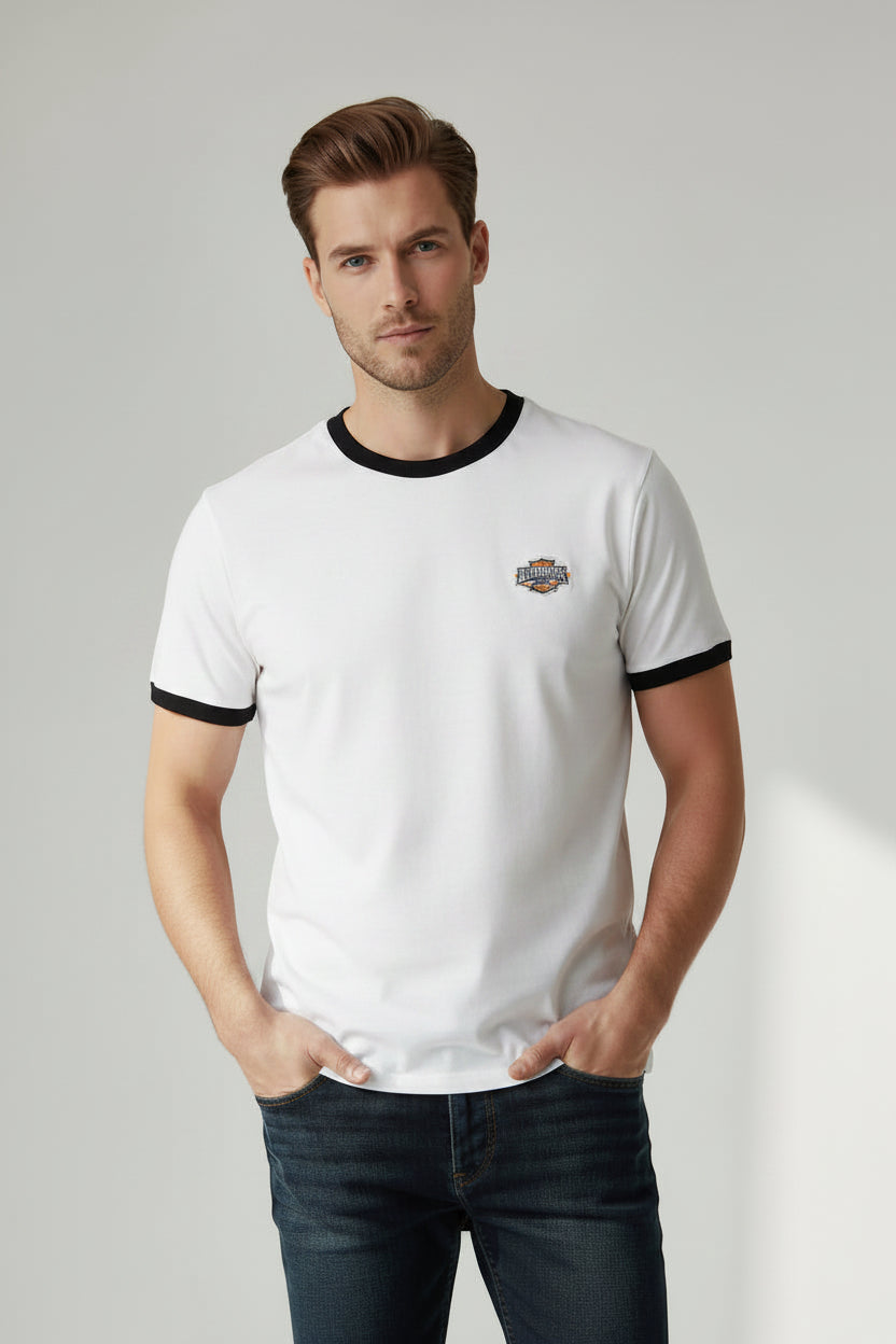 Tricou la baza gatului